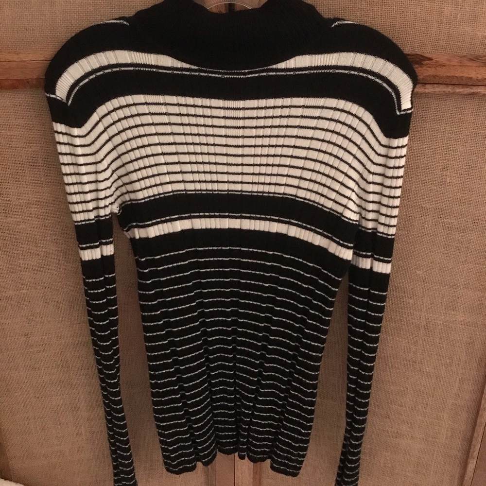 Stretchy crewneck long sleeved top